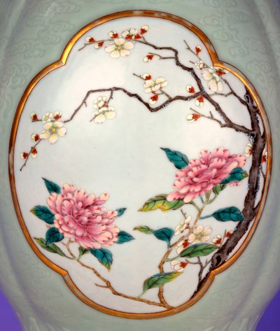 Detail van een fijne en zeer zeldzame famille rose celadon-grond vaas met een vergulde omlijnde email van Prunus en Rozen (detail) door School Chinese