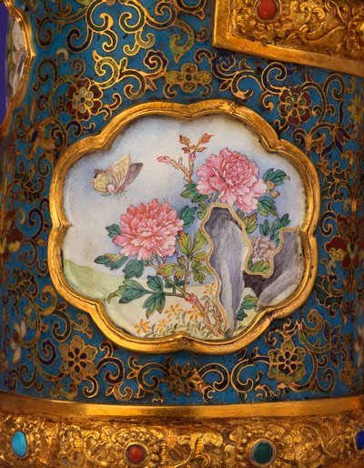 Detail van een emaille cartouche van een magnifieke keizerlijke gouden, cloisonne en Beijing emaille kan, Duomuhu, gegraveerd met Qianlong vier-karakter merk en van de periode, Paleis Werkplaatsen door School Chinese