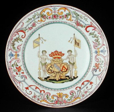 Dinerbord versierd in famille rose email met de wapens van Goos van Ghyseghem, acollees met Vecquemans en Goubau, Yonzheng periode (1725-35) c.1730 door School Chinese