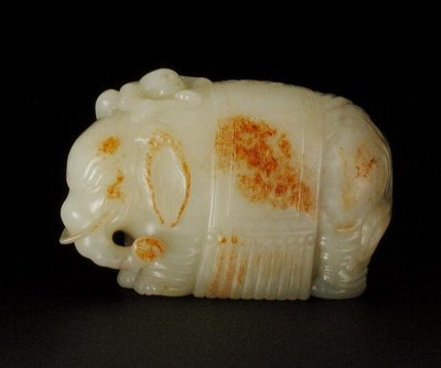 Olifant staand met een kwastdoek versierd met rotswerk en gekamde golven, een jongen die een ruyi scepter vasthoudt klimt op zijn schouder door School Chinese