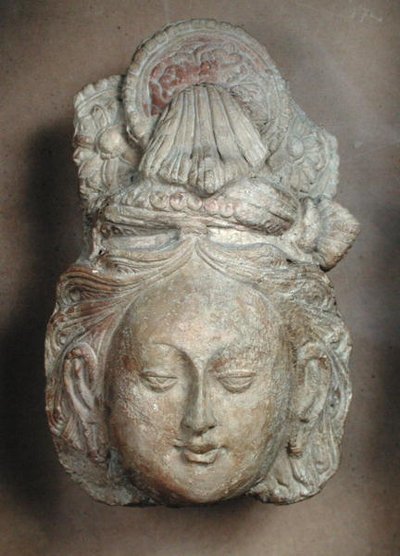 Hoofd van een Bodhisattva met een uitgebreide haardracht, uit Tumshuq (Xinjiang) 6e-7e eeuw door School Chinese
