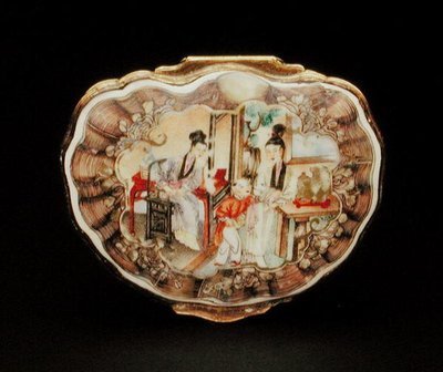 Deksel van snuifdoos in de vorm van een schelp, Qianlong periode (1736-95) ca. 1760 door School Chinese
