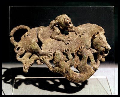 Ornamentale plaquette die een wild zwijn toont dat worstelt met twee tijgers, uit Graf 3 in Shih-chai-shan, Yunnan-provincie, Westelijke Han-dynastie, 2e-1e eeuw v.Chr. door School Chinese