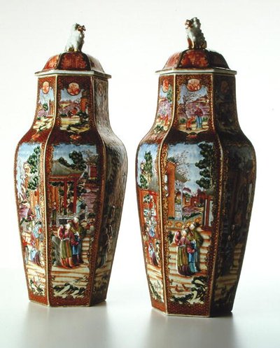 Paar Chinese zeshoekige vazen met deksels, Qianlong-periode door School Chinese