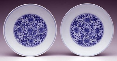 Paar schotels, met gestileerde lotusbloemen, Yongzheng merk en periode 1723-35 door School Chinese