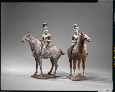 Twee ruiterfiguren, Tang-dynastie (aardewerk met pigmenten) door School Chinese