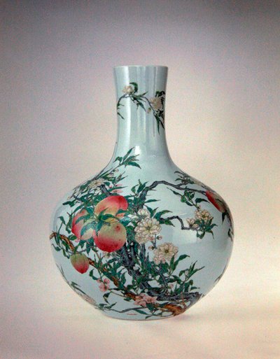 Vaas met perziken, Qianlong Periode (1736-95) door School Chinese