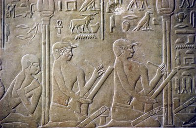 Oude Egypte, reliëf, Graf van Merereuka, Mastaba van Merereuka, 6e Dynastie, Saqqara, Dorpsoudsten gedwongen hun foutieve belastingaangiften toe te geven aan klerken door School Egyptian