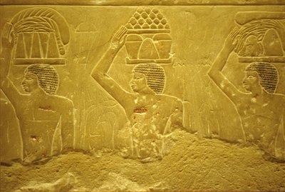 Oud Egypte, Wandgravure/schildering, Mastaba/Graf van Idout, Saqqara, 2323-2150 v.Chr., Dragers met offers door School Egyptian