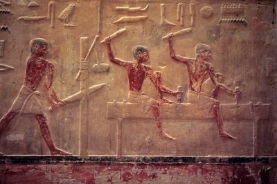 Oud Egypte, Muur gravure/schildering, Mastaba/Graf van Ti, Saqqara, 5e Dynastie, Timmerlieden zagen en hameren, Vormgeven van een balk door School Egyptian