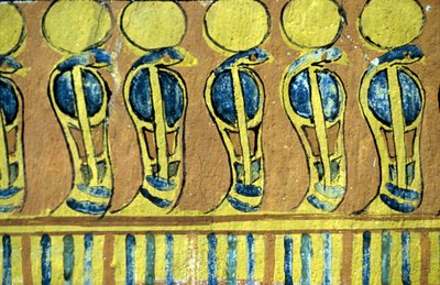 Oud Egypte, muurschildering, Uraeus-slangen die het heiligdom van Osiris bewaken, graf van Sennedjem, Thebe, Deir el Medna door School Egyptian