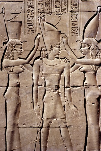 Oud Egypte, Muur schildering/gravure, Een Koning ontvangt de dubbele kroon van Isis en Nephthys, Tempel van Horus, Edfu (foto) door School Egyptian