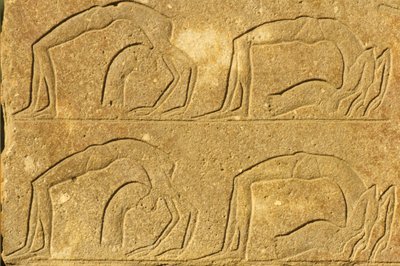 Vrouwelijke acrobaten die optreden, Karnak Tempel, Luxor door School Egyptian