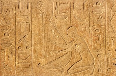 Harpist met het hoofd van Hatsjepsoet bovenaan de harp, Karnak Tempel, Luxor door School Egyptian