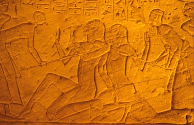 Oud Egypte, muurschildering/gravure, Hettitische gevangenen worden geslagen met stokken, Tempel van Ramses II en Nefertari, Abu Simbel door School Egyptian