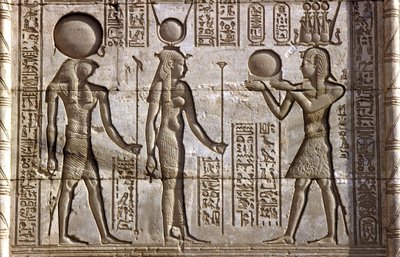 Oud Egypte, Muur schildering/gravure, Horus en Isis ontvangen een offer van de farao, Tempel van Hathor, Dendera door School Egyptian