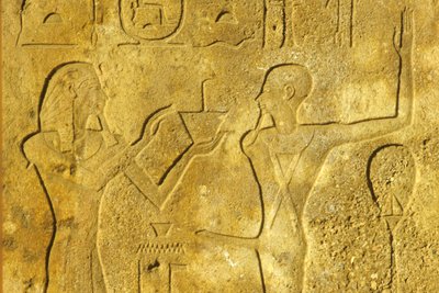 Oud Egypte, Muur schildering/gravure, Karnak/Luxor Tempel, Hatshepsut offert wierook aan God Min door School Egyptian
