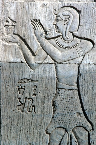 Oud Egypte, Muur schildering/gravure, Priester gekleed in een luipaardhuid, offert wierook, Tempel van Sebek en Horus Kom Ombo door School Egyptian