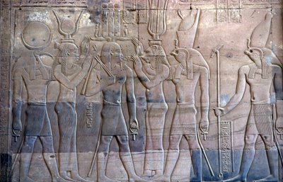 Oud Egypte, Muur schildering/gravure, Ptolemaeus XIII wordt gepresenteerd aan Horus, Sebek en Horus Tempel, Kom Ombo door School Egyptian