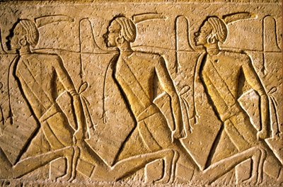 Oud Egypte, muurschildering/gravure, rij van gevangenen die het Kushitische volk vertegenwoordigen, afgebeeld als Afrikaans, die zijn verslagen door Ramses II, Tempel van Ramses II, Abu Simbel door School Egyptian