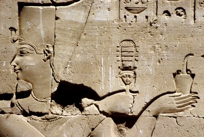 Oud Egypte, Muur schildering/gravure, De farao Ptolemaeus schudt een sistrum en offert wierook, Tempel van Horus, Edfu door School Egyptian