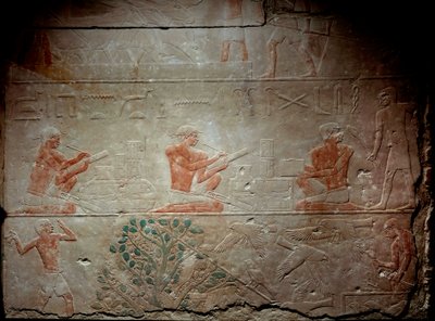 Oud Egypte: kalkstenen reliëf dat schrijvers afbeeldt uit de Kapel van Mastaba in Akhethetep, rond 2300 v.Chr. 5e dynastie. Oude Rijk. Uit Saqqara (Sakkara). Parijs, Louvre Museum door School Egyptian