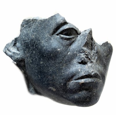 Oude Egyptische kunst: Hoofd van koning Sesostris III. Standbeeldfragment. Zwarte granieten sculptuur, circa 1900 v.Chr. (12e dynastie, circa 1963-1786). Parijs, Musee Du Louvre door School Egyptian