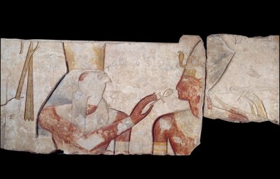 Oude Egyptische kunst: Koning Ramses II wordt voorgesteld aan de goden Horus, Amon en Hathor die hem leven en koninklijke insignes geven. Laag reliëf in kalksteen uit de tempel van Ramses II in Abydos, rond 1250 v.Chr. 19e dynastie. Nieuwe Rijk. Parijs, Mu door School Egyptian