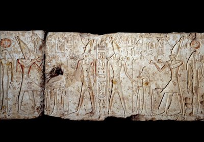 Oude Egyptische Kunst: Ramses II brengt offers aan Osiris. Laag reliëf in kalksteen uit Abydos (1279-1213 v.Chr.) 19e Dynastie. Nieuwe Rijk. Parijs, Musée du Louvre door School Egyptian