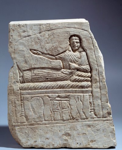 Oude Egyptische kunst: begrafenis stèle in kalksteen in de naam van Dame Artemis. (met laat banket) Uit Kom Abu-Billou (Abu Billou), Egypte. Hoogte 24 cm. Lage periode (3e eeuw n.Chr.). Parijs, Louvre museum door School Egyptian
