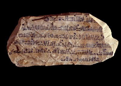 Kunst van het oude Egypte: ostrakon (of ostracon) (meervoud: ostraca of ostraka) hiëratisch (potscherven waarop heilige dingen zijn geschreven). Nieuwe rijk van Egypte. Parijs, Musée du Louvre door School Egyptian