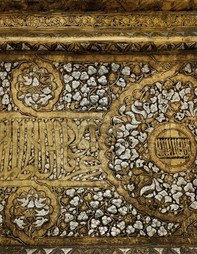 Detail van een Mamluk kandelaar basis in de naam Sultan Shihab Al-Dunya Wa Al-Din Ahmad bin Al-Malik Al-Nasir Muhammad door School Egyptian