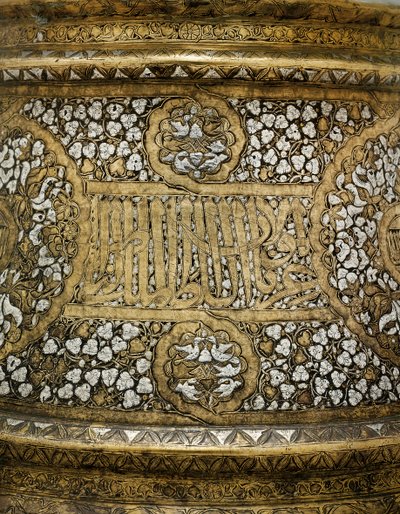 Detail van een Mamluk kandelaarbasis in de naam Sultan Shihab Al-Dunya Wa Al-Din Ahmad bin Al-Malik Al-Nasir Muhammad door School Egyptian