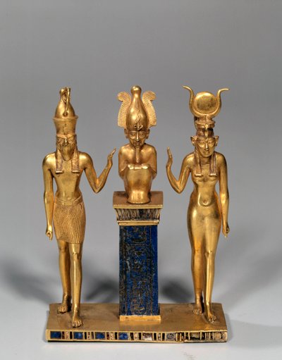 Egyptische oudheid: Osirische triade in de naam van Osorkon (Osiris omringd door Isis en Horus). Gouden hanger en lapis lazuli. 22e dynastie, late periode. Parijs, Louvre Museum door School Egyptian