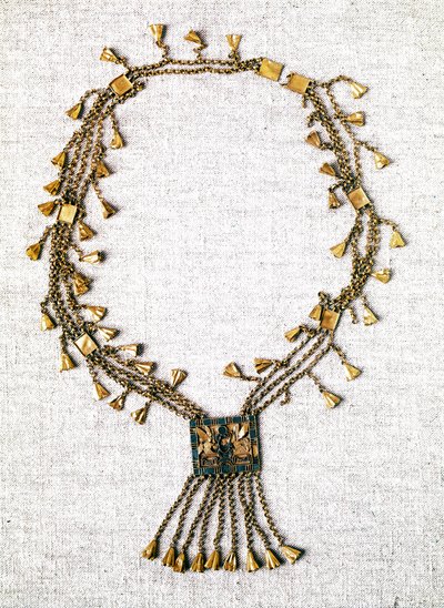 Egyptische oudheid: gouden ketting van farao Pinedjem. 21e dynastie (ca. 1069-945). Parijs, Louvre Museum door School Egyptian