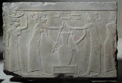 Egyptische antiquiteit: laag kalkstenen reliëf dat vrouwen voorstelt die leliebloemen persen om de essentie genaamd 