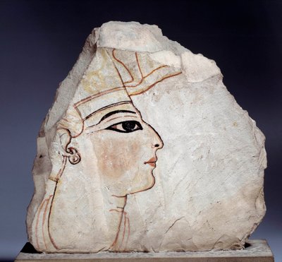 Egyptische oudheid: ostrakon (of ostracon), kalkstenen potscherven met koninklijk profiel door School Egyptian
