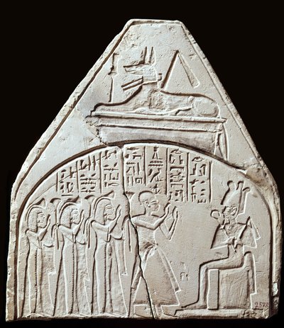 Egyptische oudheid: stelefragment dat de aanbidding van de god Osiris voorstelt. Bovenaan wordt Anubis afgebeeld. Parijs, Louvre Museum door School Egyptian