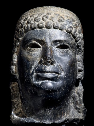 Hoofd van Cleopatra III, basalt sculptuur door School Egyptian