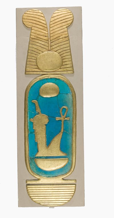 Reconstructie van een cartouche van Amenhotep III uit Malqata, ca. 1390-1353 BC (faience, modern gips en goudverf) door School Egyptian