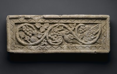 Reliëf van een plantenscroll met vogels en druiven, uit Behnesa, 5e-6e eeuw door School Egyptian