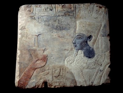 Reliëf van de tempel van Thutmosis (Tuthmosis of Thutmus) III in Elephantine: Farao gevolgd door een godin met hiërogliefen. Beeldhouwwerk in zandsteen, ongeveer 1390-1353 v.Chr. Uit Aswan, Elephantine site. Parijs, Louvre Museum door School Egyptian