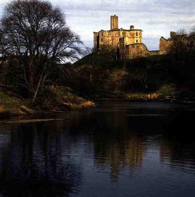 Uitzicht op Warkworth Castle, zetel van de familie Percy door School English