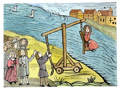 Vrouw op een schandstoel, beschuldigd van hekserij, illustratie uit een verzameling chapbooks over esoterica door School English