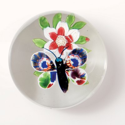 Baccarat vlinder en bloemengewicht, het insect met diep paarse lichaam en antennes, veelkleurige vleugels (glas) door School French