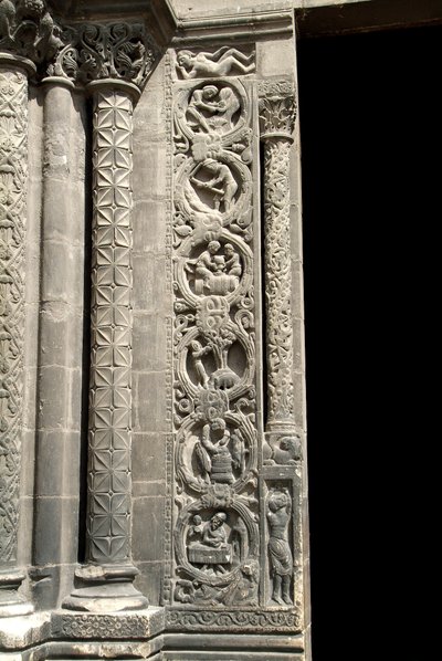 Gotische kunst: Pijler van het portaal aan de rechterkant van de westelijke gevel van de Basiliek van Saint Denis die het werk van de velden voorstelt (links). Saint-Denis, Frankrijk door School French