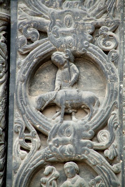 Gotische kunst: Pijler van het rechterportaal van de westelijke gevel van de Basiliek van Saint Denis die het werk van de velden voorstelt: Mei. Saint-Denis, Frankrijk door School French
