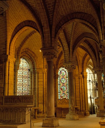 Gotische kunst: gewelfsleutels en spitsbogen, ommegang van de Basiliek van Saint Denis (Saint Denis) door School French