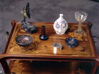 Loetz iriserende glazen vaas, een pate-de-verre boog door Argy Rousseau en een glas met gegoten en geëtste decoratie door Lalique door School French