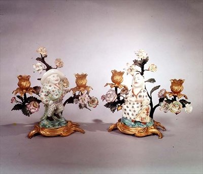 Paar Mennecy ormolu gemonteerde figuren van een dwerg en een magot door School French